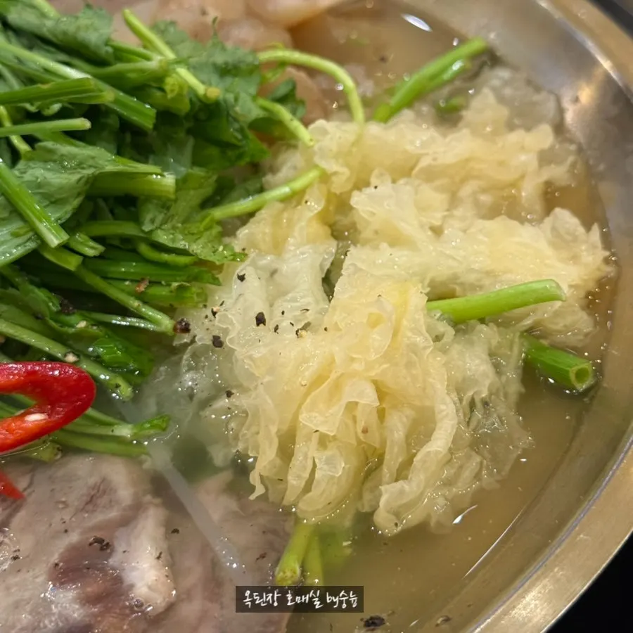 수육전골 속 수육과 스지