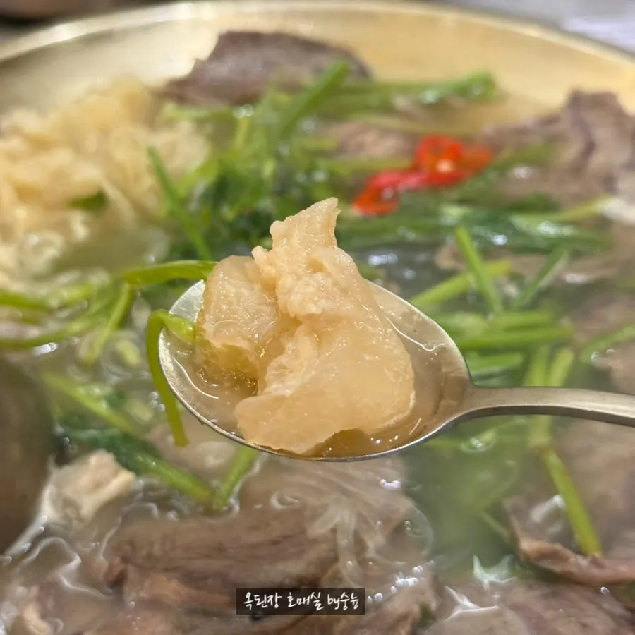 수육전골에서 건진 수육 한 점