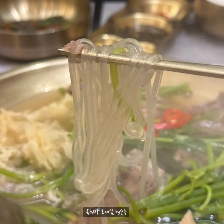 전골 속 쫄깃한 스지와 당면