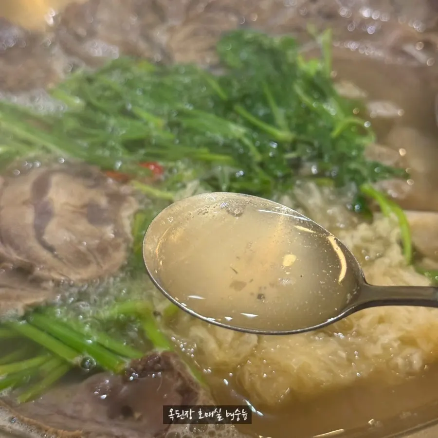 수육전골 국물 한 국자