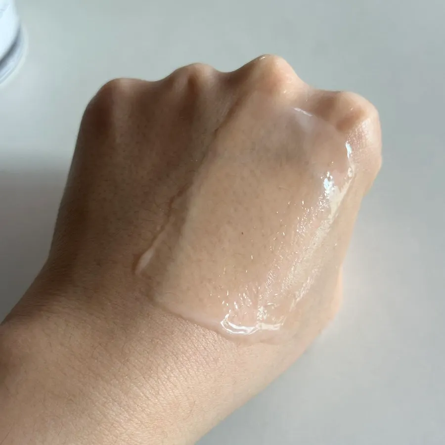 Image showing how easily the deeply moisturizing gel cream spreads