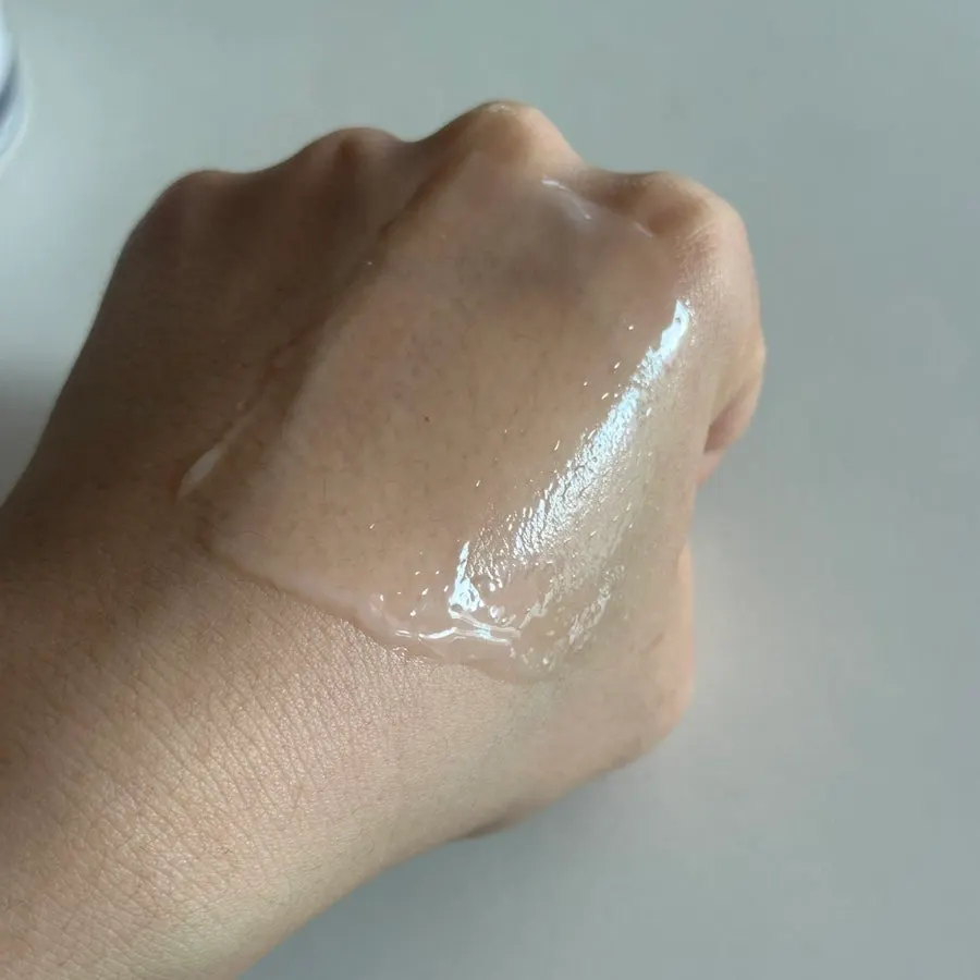 Gel cream image before use for concerns about stickiness