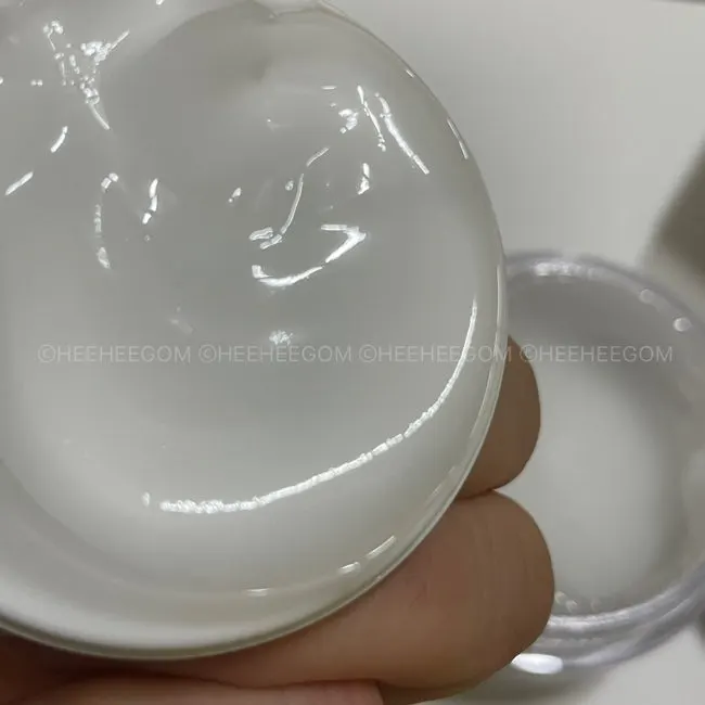 거울처럼 비치는 수분크림 용기 뚜껑