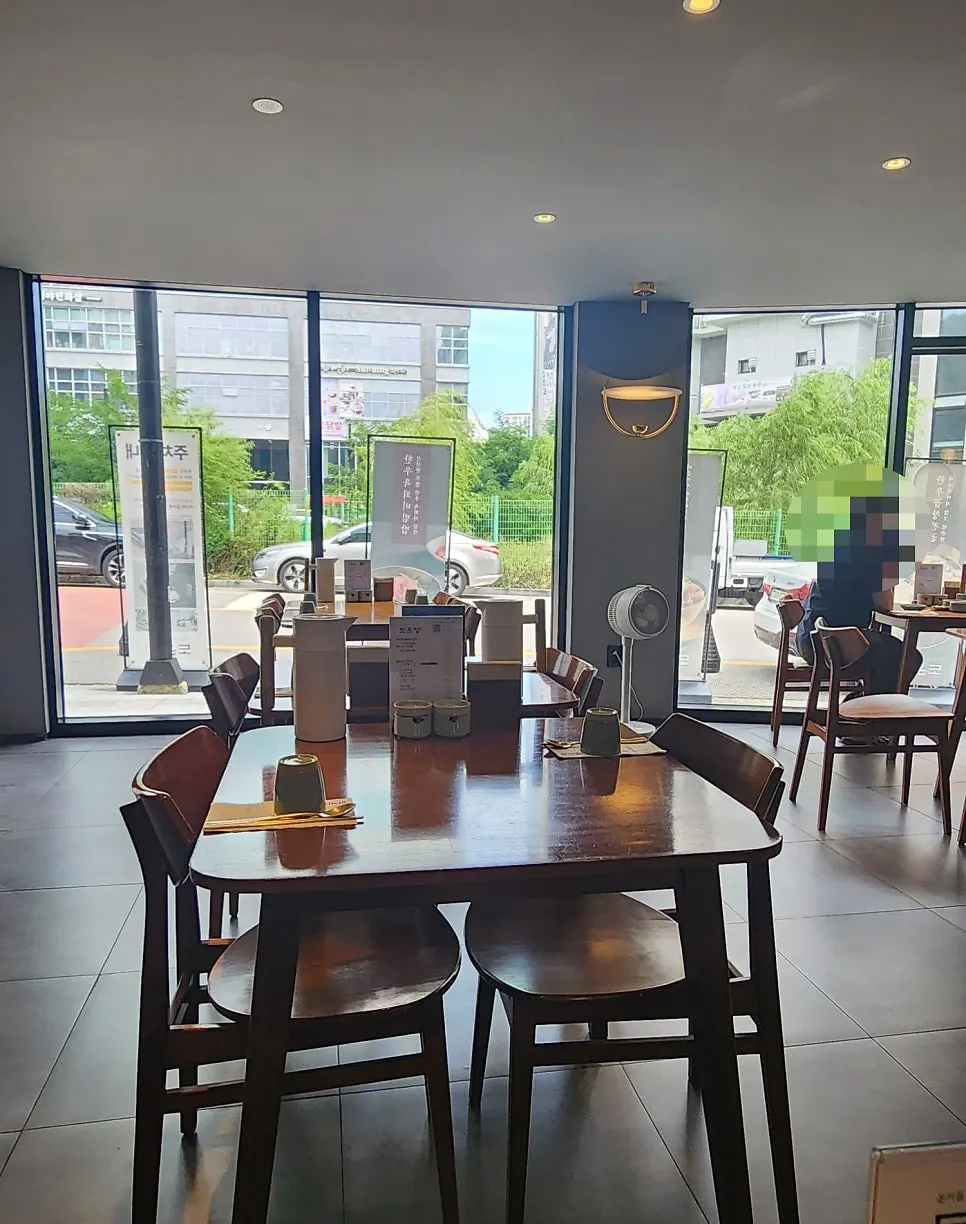 Bright, pleasant interior at Doonjeong