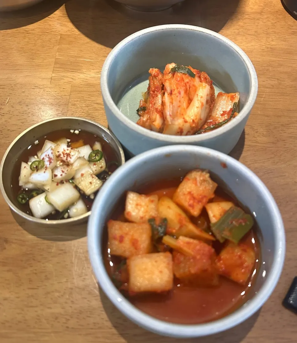 Neatly plated side dishes served with gomtang