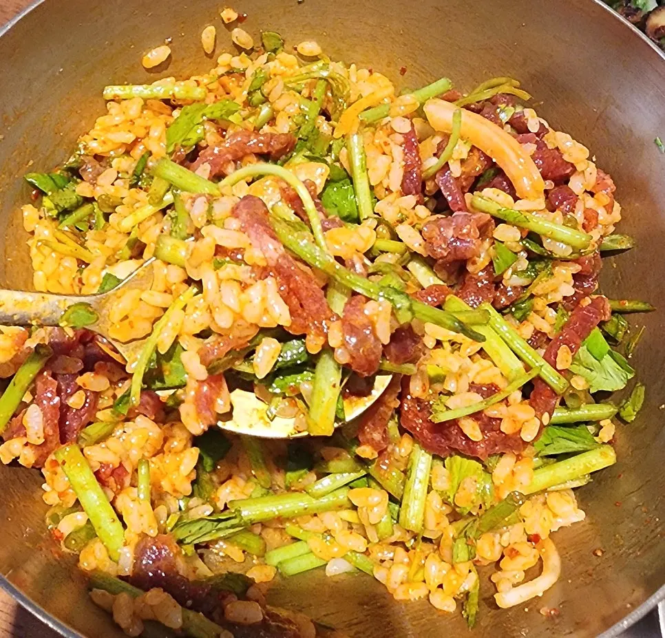 Korean beef yukhoe bibimbap served with vegetables