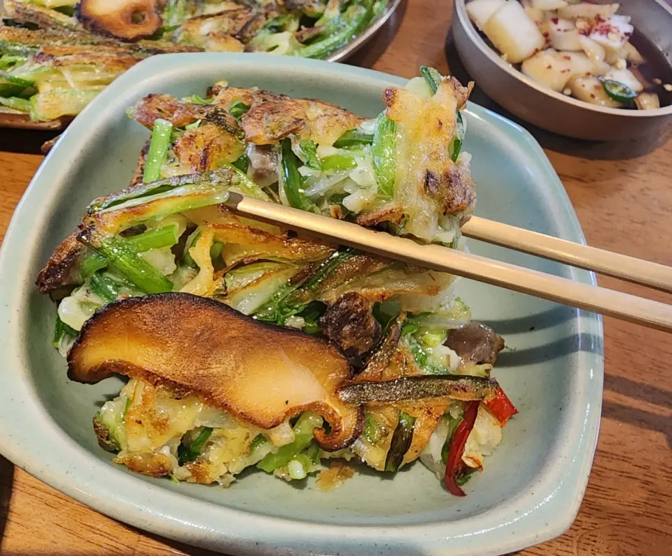 Thickly pan-fried meat-and-chive pancake