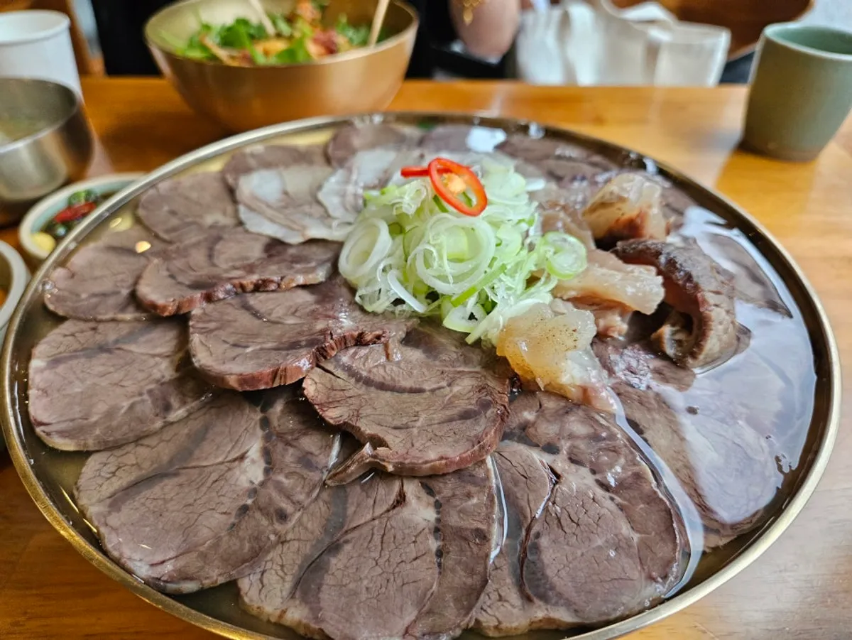 아롱사태와 스지, 차돌이 깔린 모둠수육 한 접시
