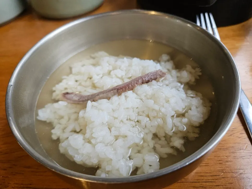 작은 그릇에 토렴해 나온 아기국밥