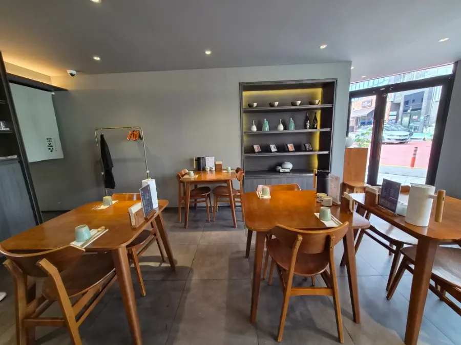 Gray-and-brown-toned interior at Doonjeong