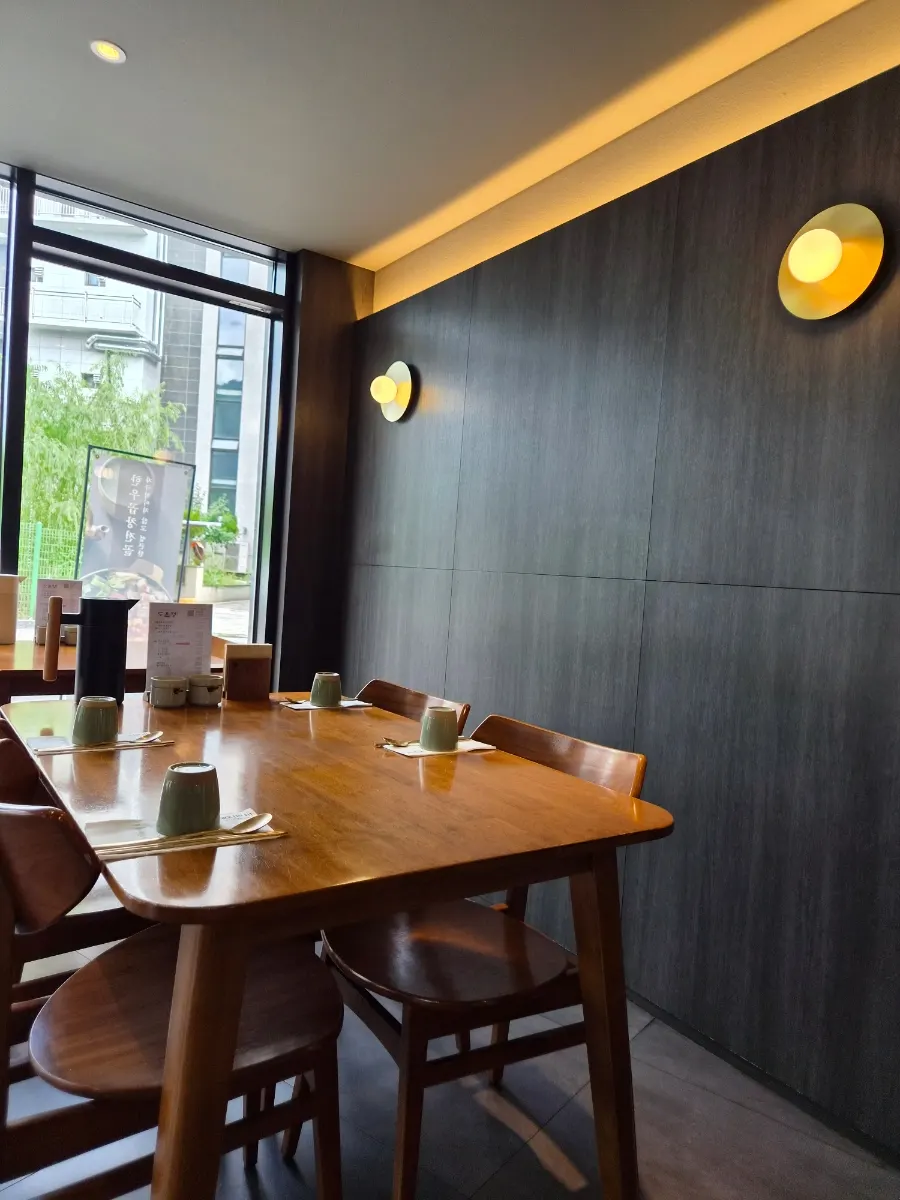 Doonjeong display cabinet with a Korean restaurant atmosphere