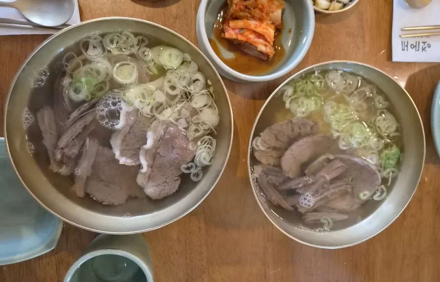 Gomtang and meat kimchi pancake at Doonjeong in Hyang-dong, Goyang