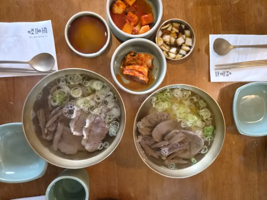 A full gomtang meal at Doonjeong