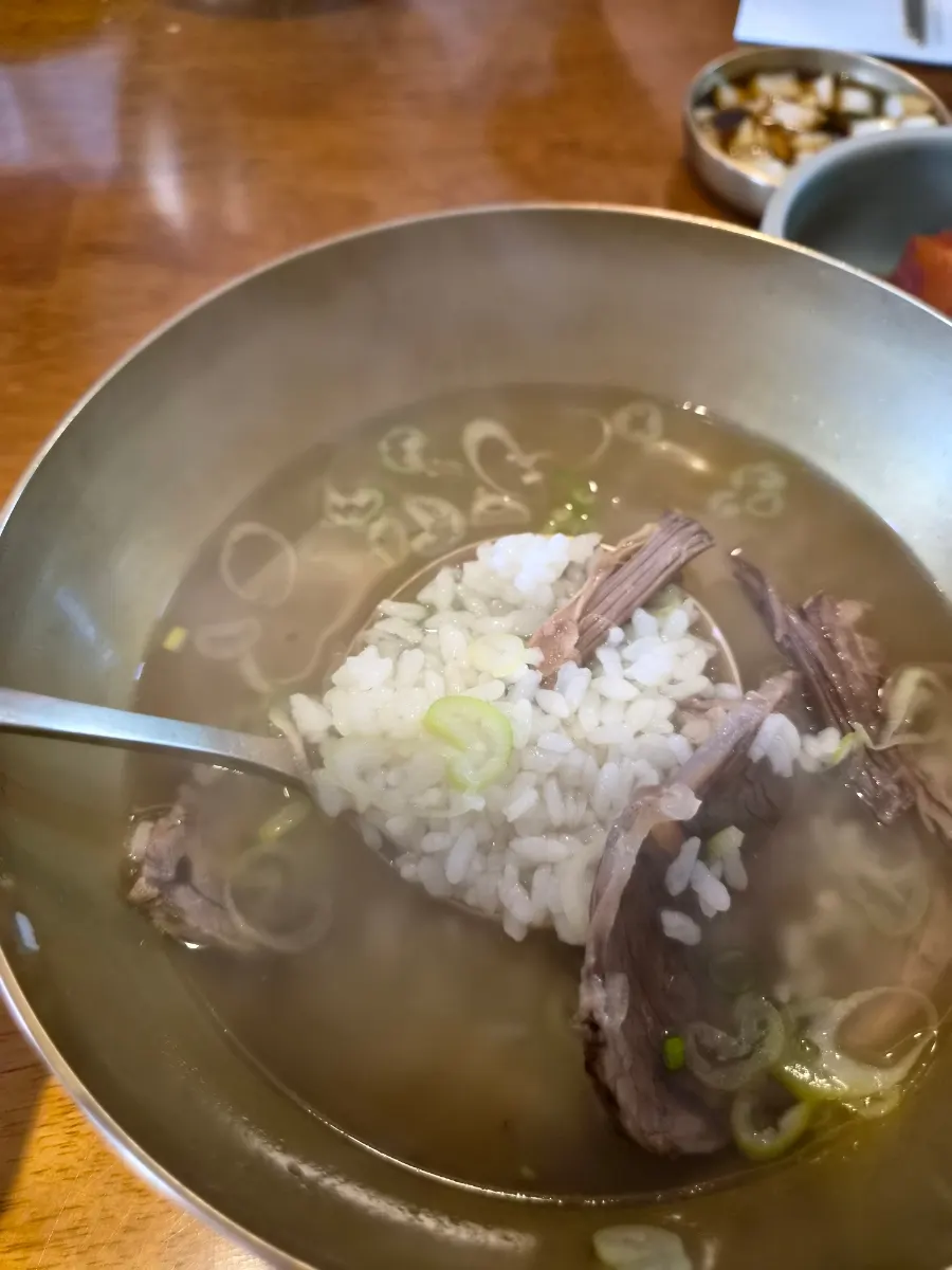 Generous meat in gomtang