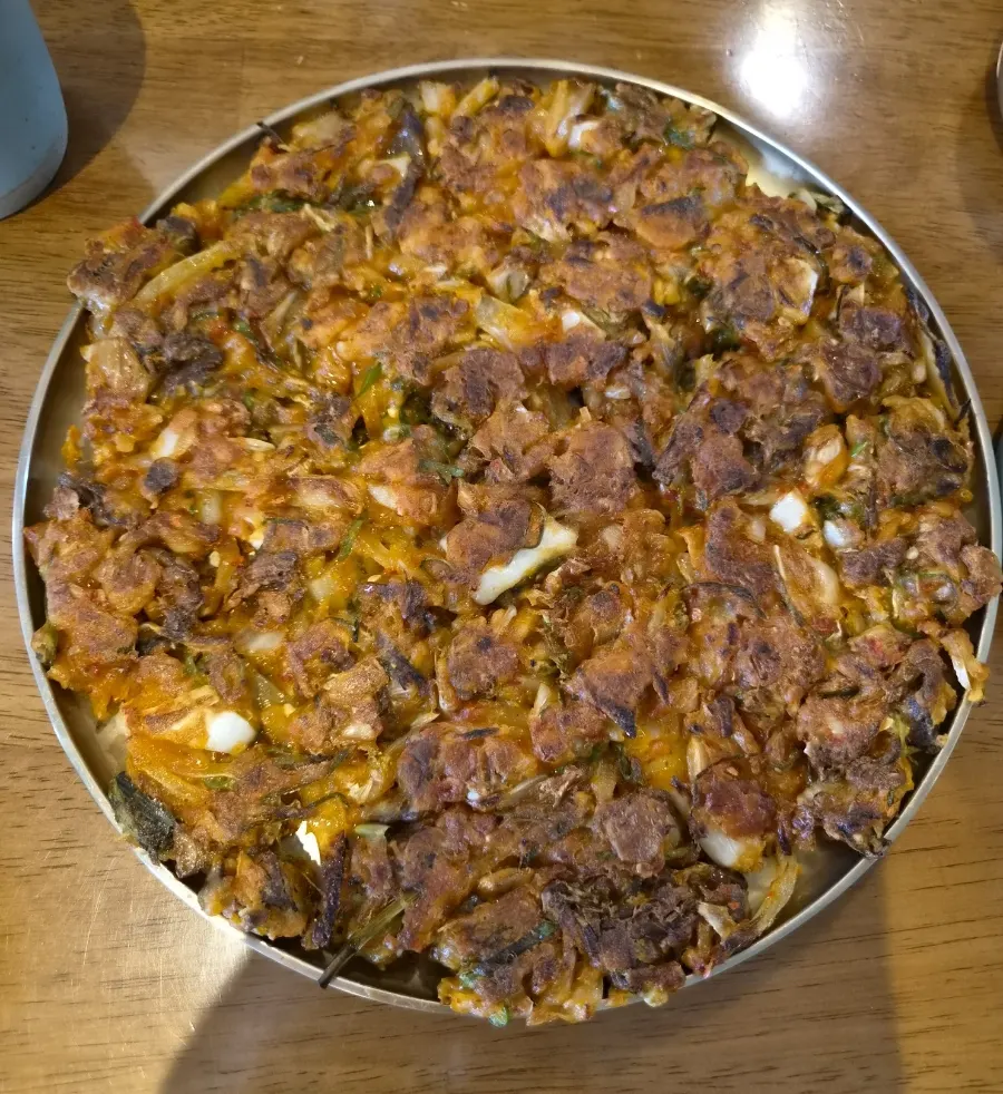 Gomtang and meat kimchi pancake at Doonjeong in Hyang-dong, Goyang