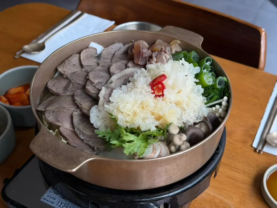 한우전골과 육회비빔밥 주문 상차림