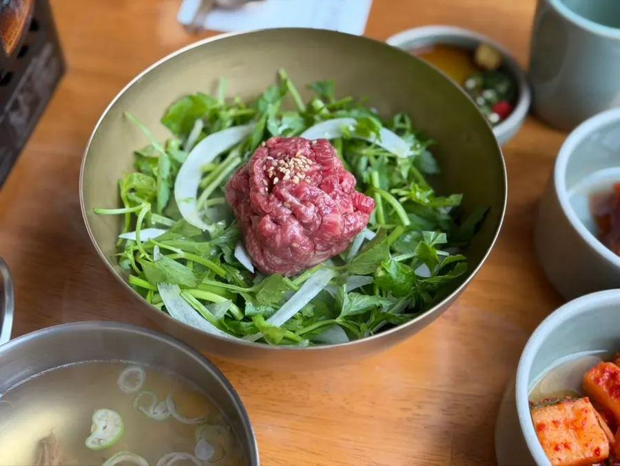 따뜻한 국물 전골과 육회비빔밥 한 끼