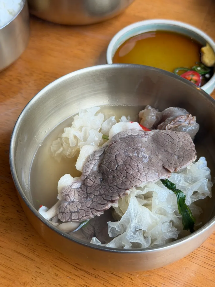 버섯 고기 배추를 넣은 한우전골