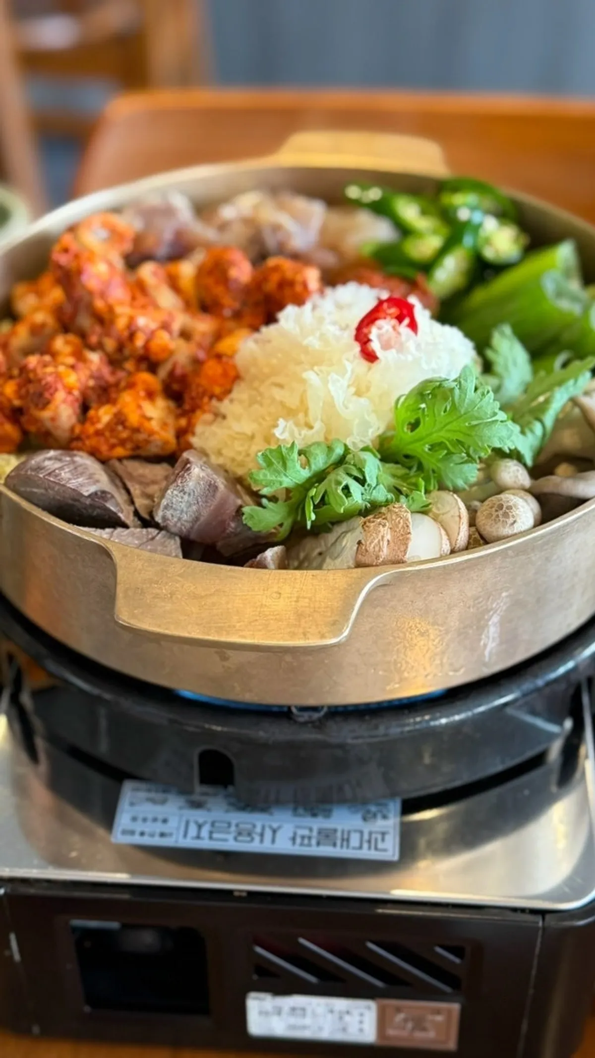한우 곱창과 고기 스지가 든 전골