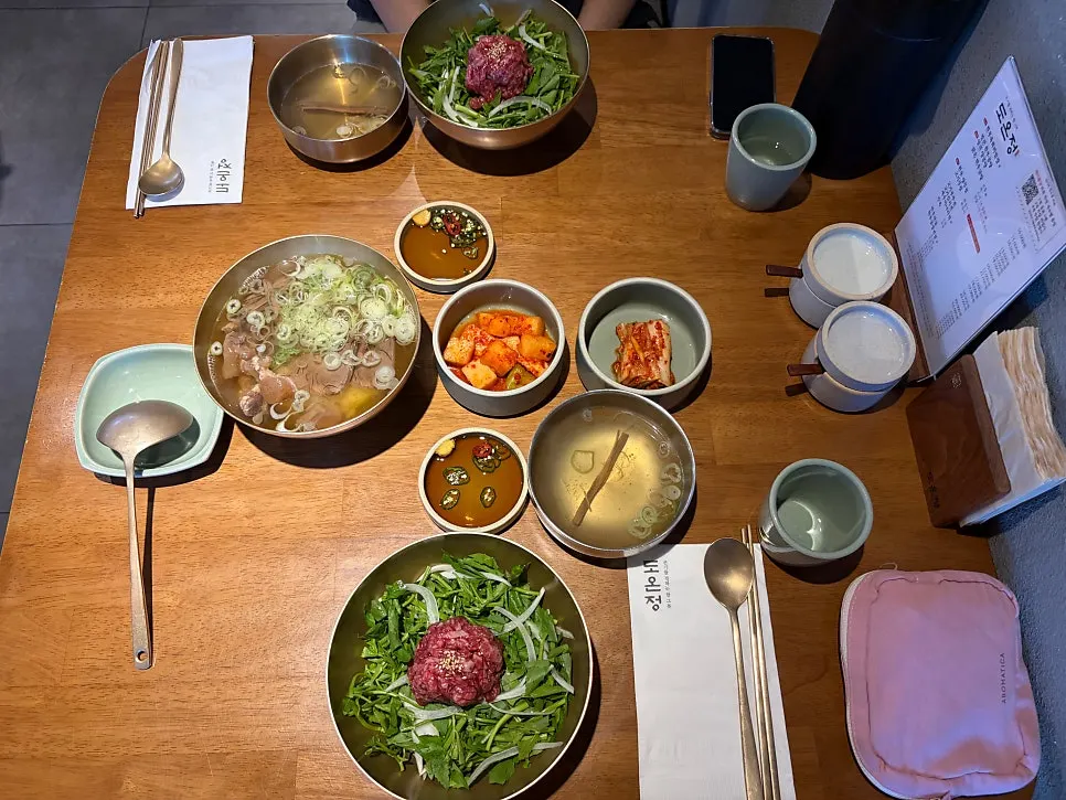 육회비빔밥과 맑은 곰탕 스지 한 상