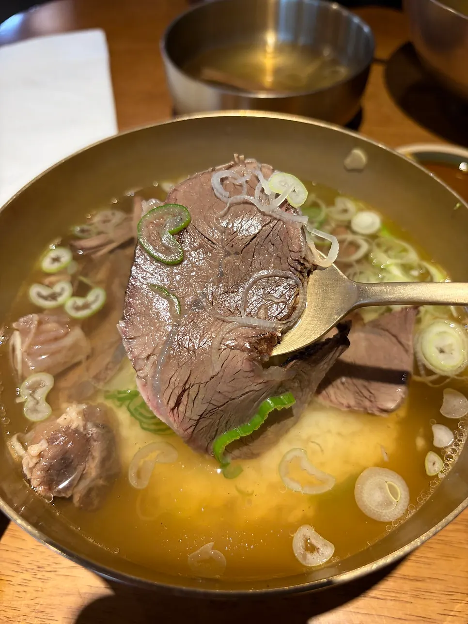 Clear beef-tendon gomtang ordered alongside