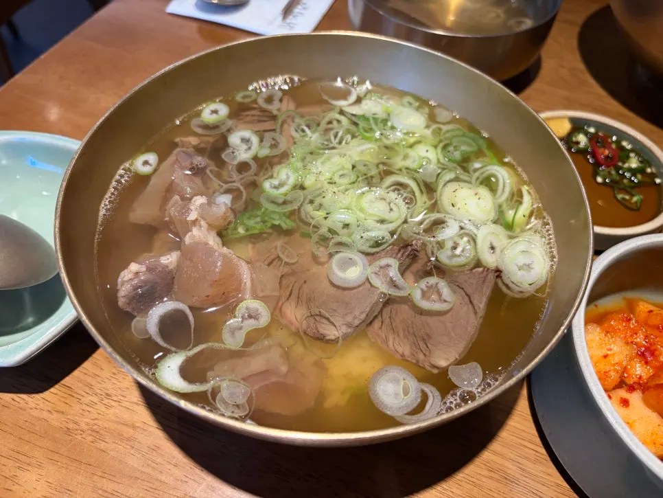 Clear broth in beef-tendon gomtang