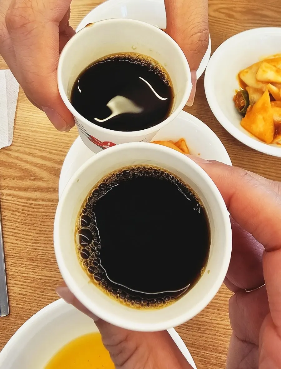 식전에 나온 따뜻한 흑염소 즙 한 잔