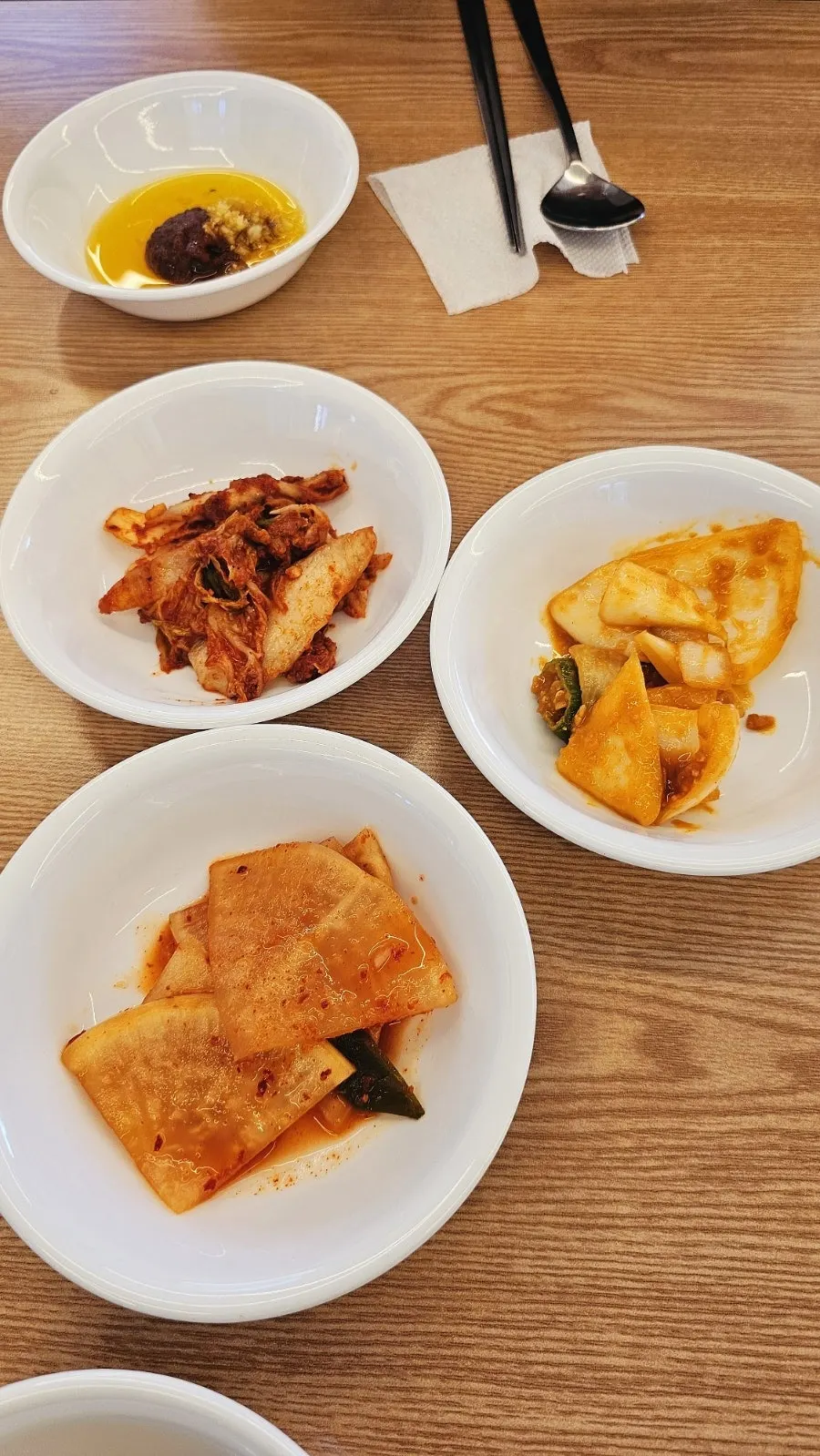 김치와 석박지, 양파무침 기본 반찬 상차림
