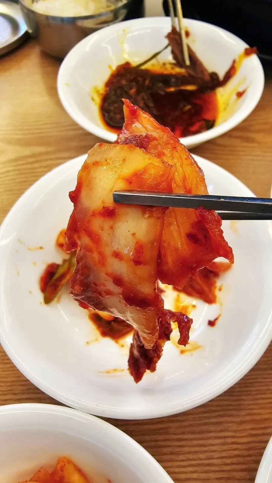 염소탕과 함께 차려진 반찬 한 상