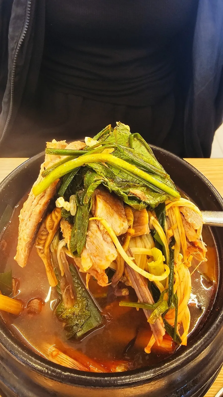 염소탕 기본과 특을 나란히 놓은 테이블