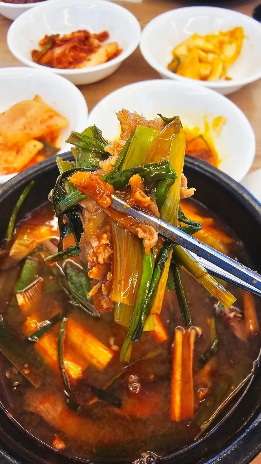 염소 고기와 야채를 소스에 찍은 한 젓가락