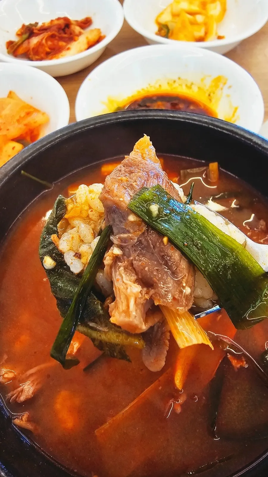 염소탕 국물에 밥을 만 한 숟가락