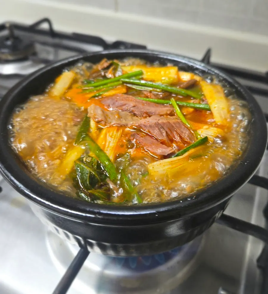 หม้อดินซุปแพะที่ต้มเดือดพล่าน
