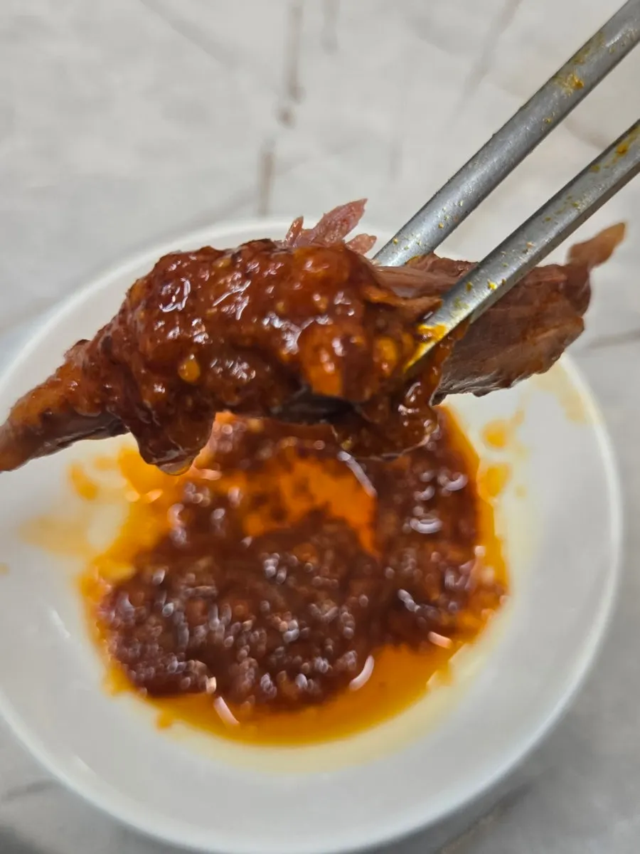 เนื้อแพะจิ้มซอสกิน