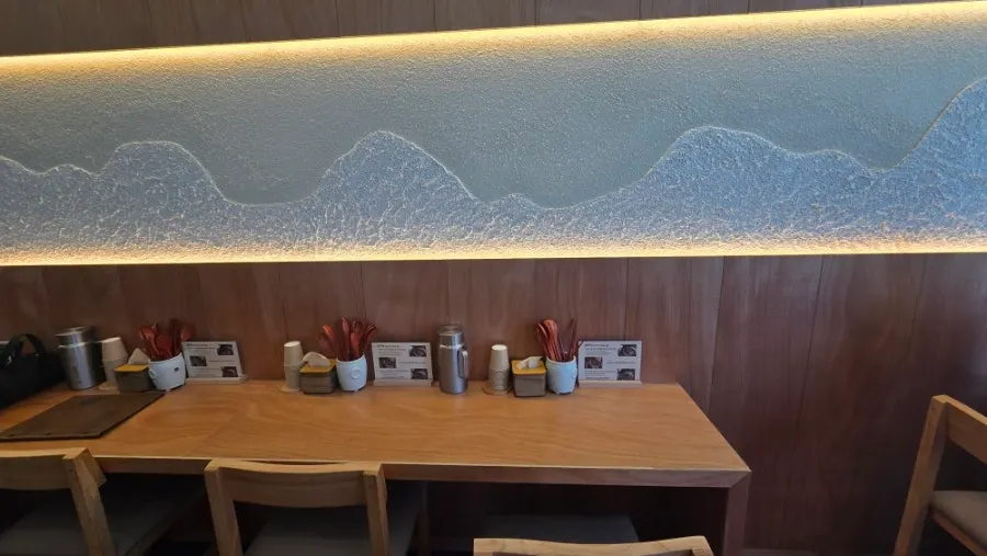 Spacious interior of Hyangtaek Cheonan Buldang Branch