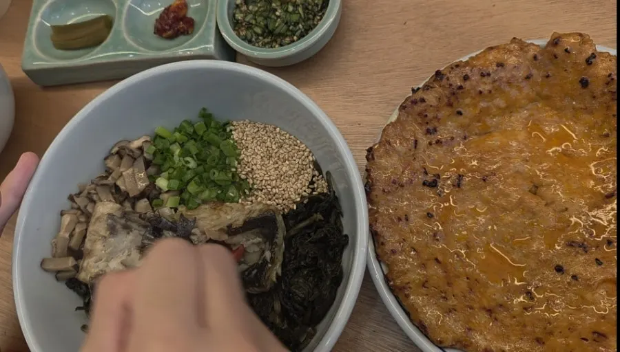Basic side dish spread at Hyangtaek Cheonan Buldang Branch