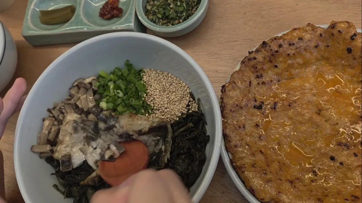 정갈하게 담긴 향택 천안불당점 반찬