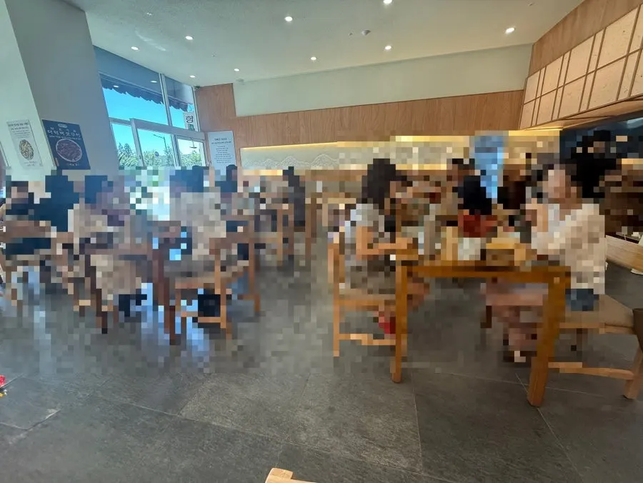 Crowded interior of Hyangtaek Cheonan Buldang Branch