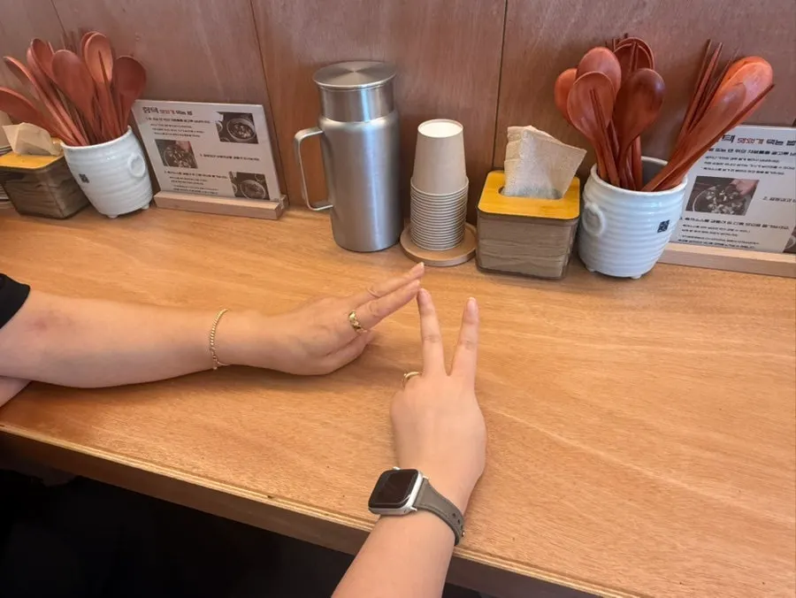 Dining hall seating at Hyangtaek Cheonan Buldang Branch