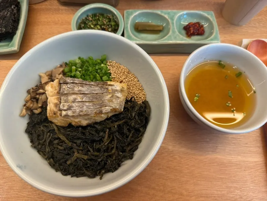 Mackerel gondre rice topped with a piece of mackerel at Hyangtaek