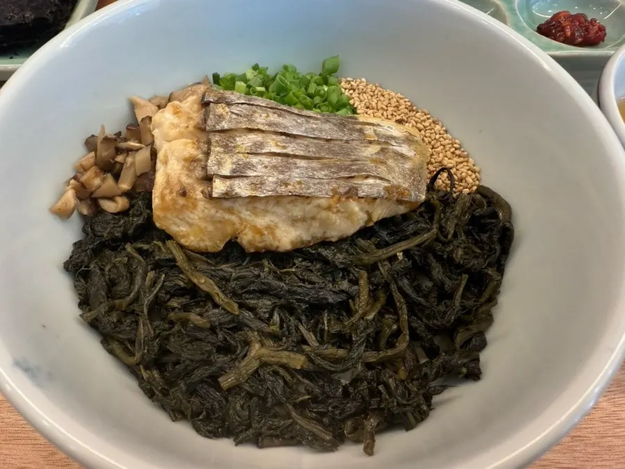 Gondre rice loaded with sesame seeds and gondre greens