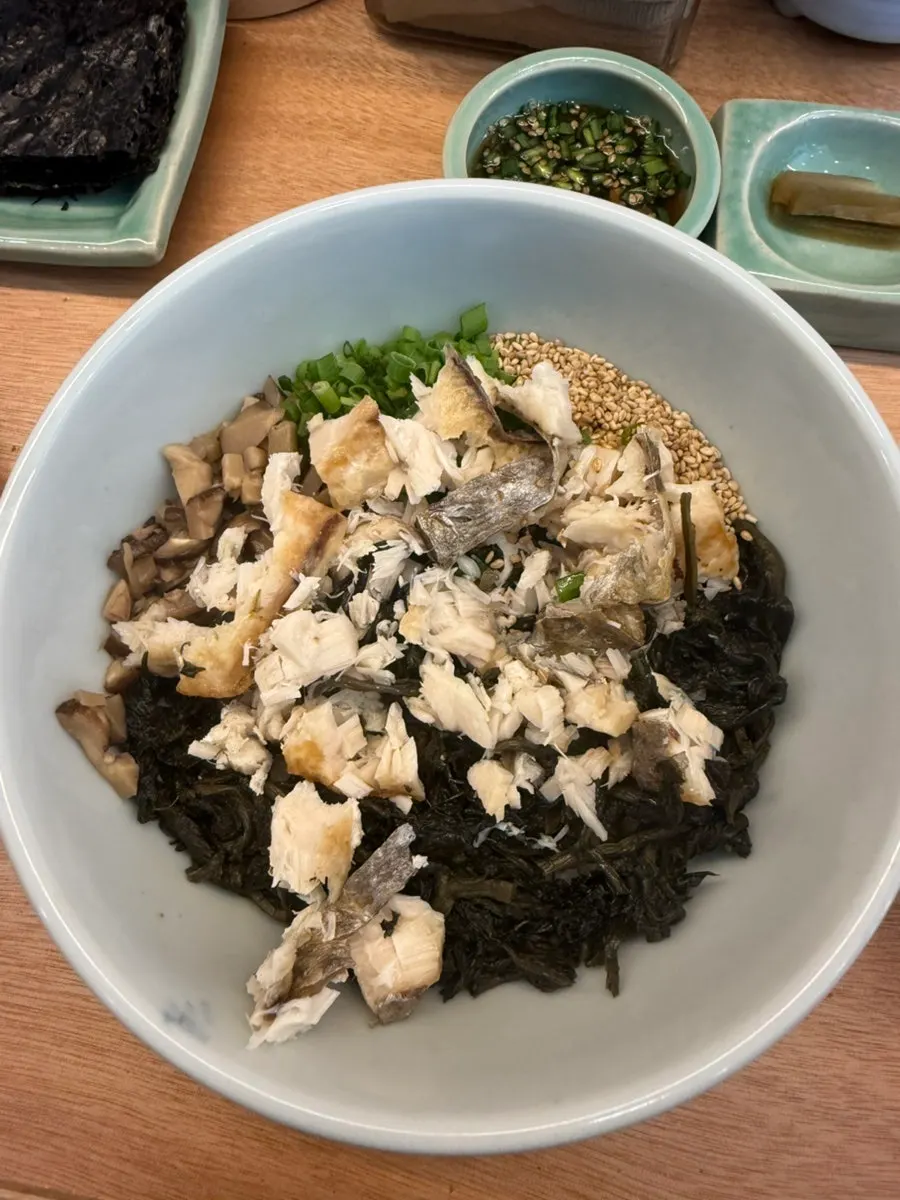 Mackerel gondre rice mixed with soy sauce