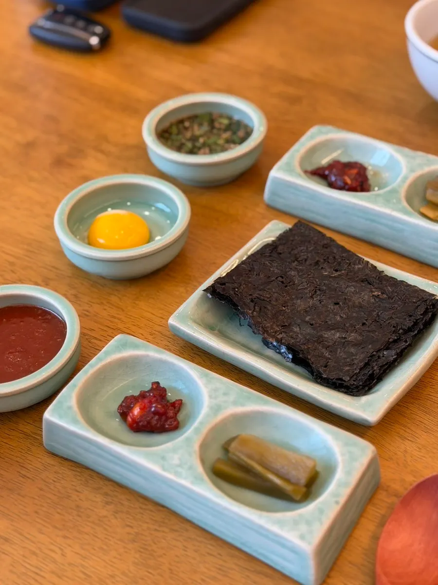 예쁜 찬기에 담겨 나온 향택 기본 찬