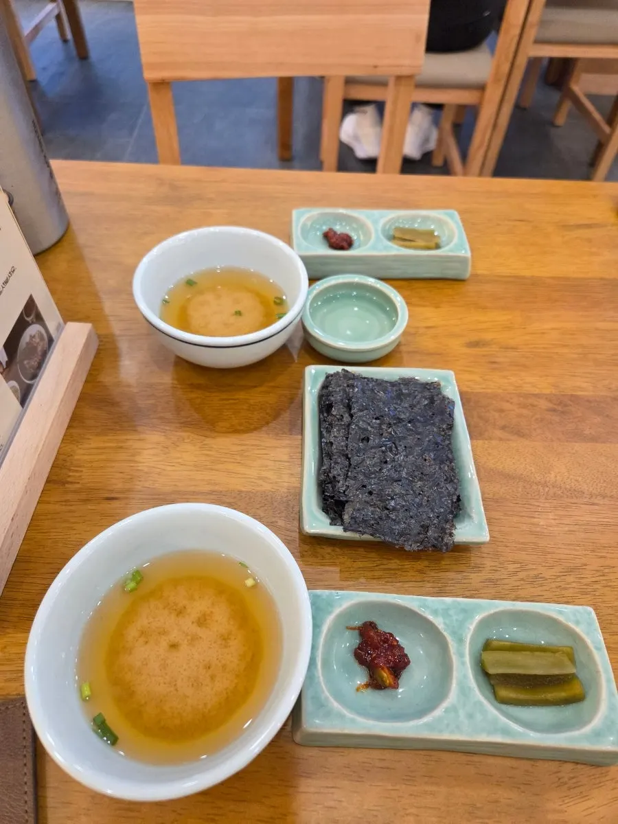 젓갈과 김이 나온 향택 기본 찬