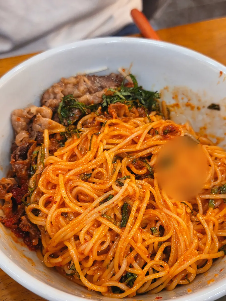 청어알 비빔장과 깻잎을 비빈 비빔면