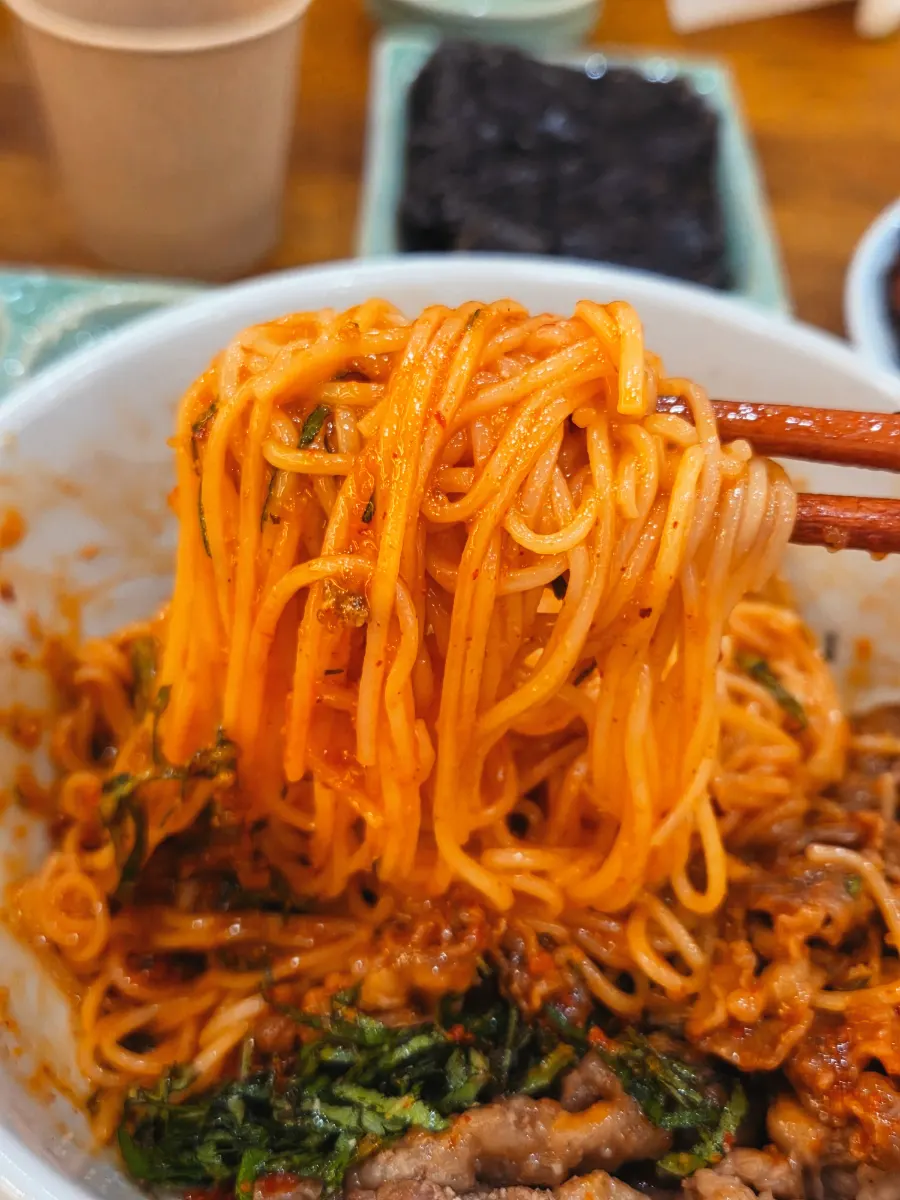 청어알이 가득한 비빔면 클로즈업