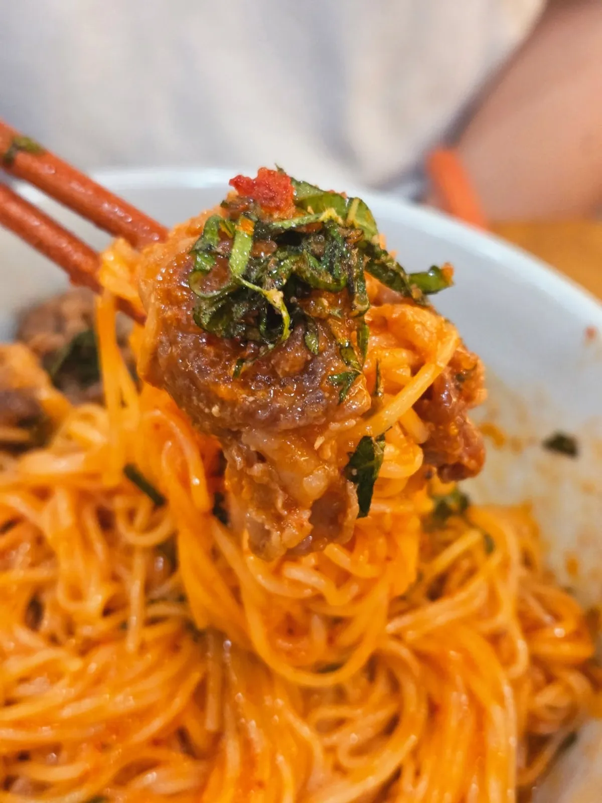 차돌박이와 함께 집어 올린 청어알비빔면
