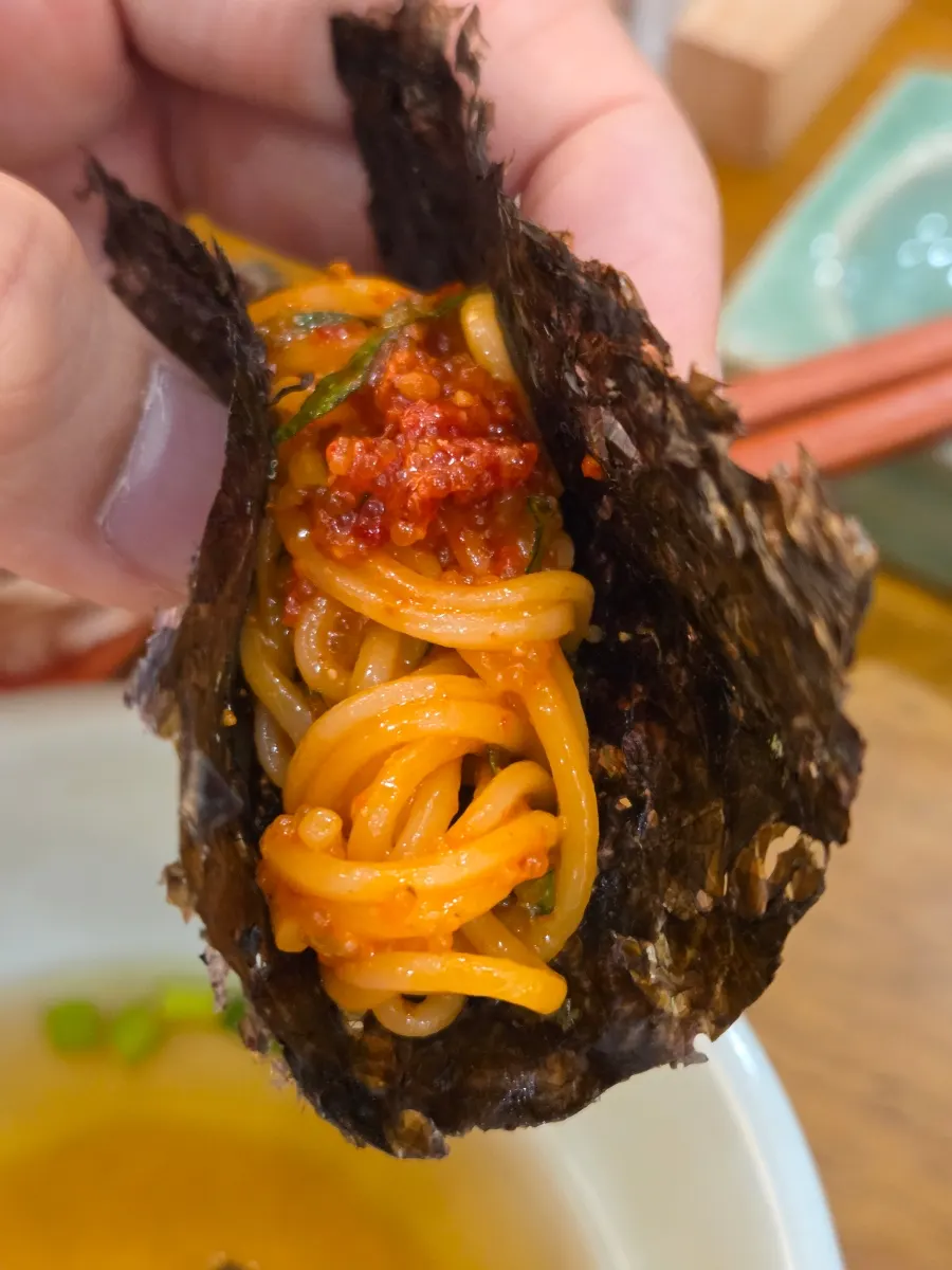 비빔면을 김에 싸서 먹는 모습