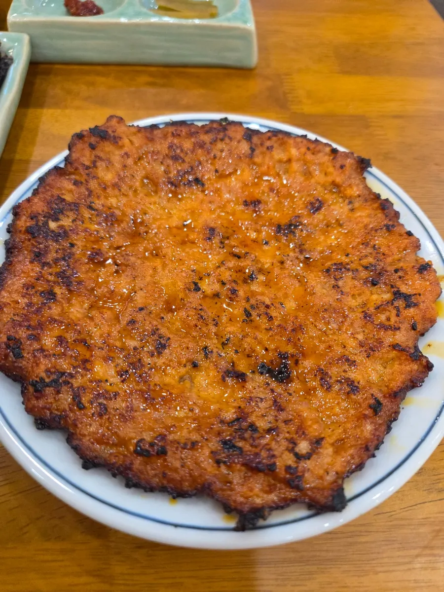노릇하게 구워진 향택 청송식 닭불고기