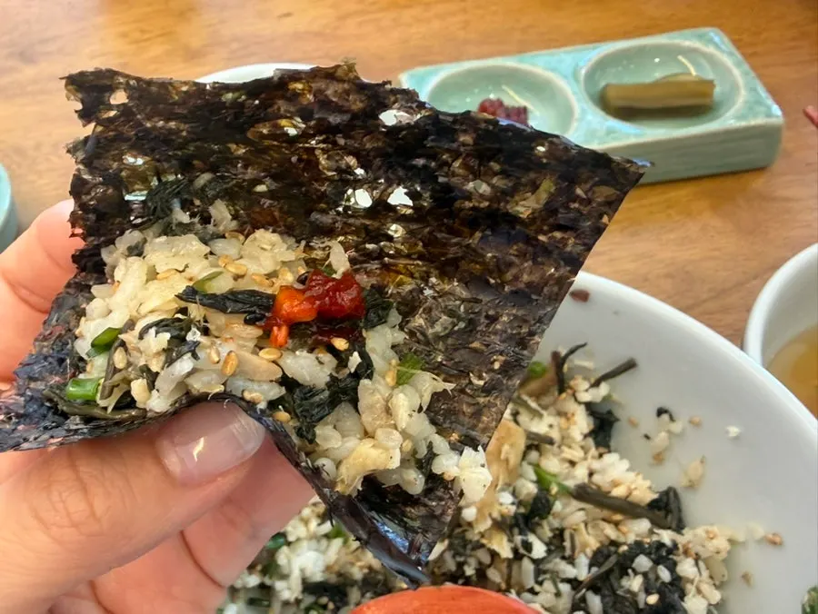 바삭하게 구워진 삼치구이 접시